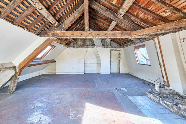 Un appartement d’artiste à réinventer, à deux pas de la Place des Vosges et du village Saint-Paul