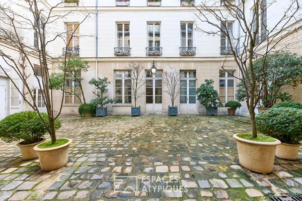 Un appartement d’artiste à réinventer, à deux pas de la Place des Vosges et du village Saint-Paul