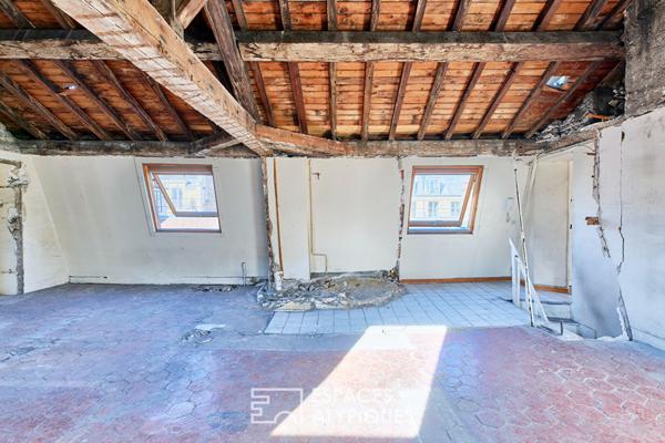 Un appartement d’artiste à réinventer, à deux pas de la Place des Vosges et du village Saint-Paul