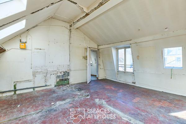 Un appartement d’artiste à réinventer, à deux pas de la Place des Vosges et du village Saint-Paul