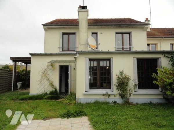 CHATEAU-THIERRY, maison de 102 m² habitable avec 4 chambres, séjour de 37 m², terrain et garage.