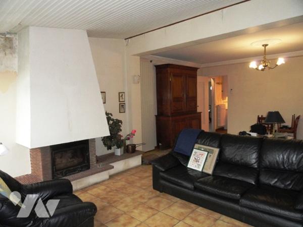 CHATEAU-THIERRY, maison de 102 m² habitable avec 4 chambres, séjour de 37 m², terrain et garage.