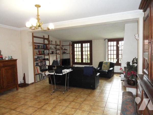 CHATEAU-THIERRY, maison de 102 m² habitable avec 4 chambres, séjour de 37 m², terrain et garage.