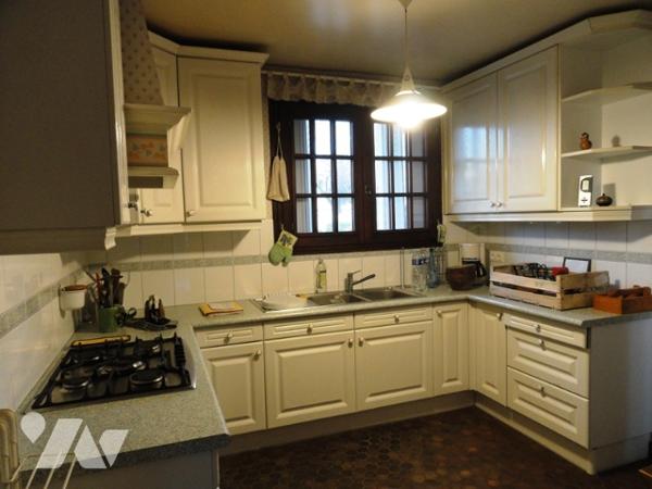 CHATEAU-THIERRY, maison de 102 m² habitable avec 4 chambres, séjour de 37 m², terrain et garage.