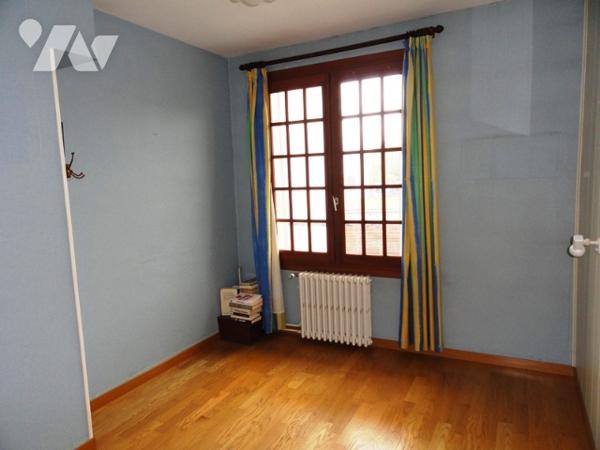 CHATEAU-THIERRY, maison de 102 m² habitable avec 4 chambres, séjour de 37 m², terrain et garage.