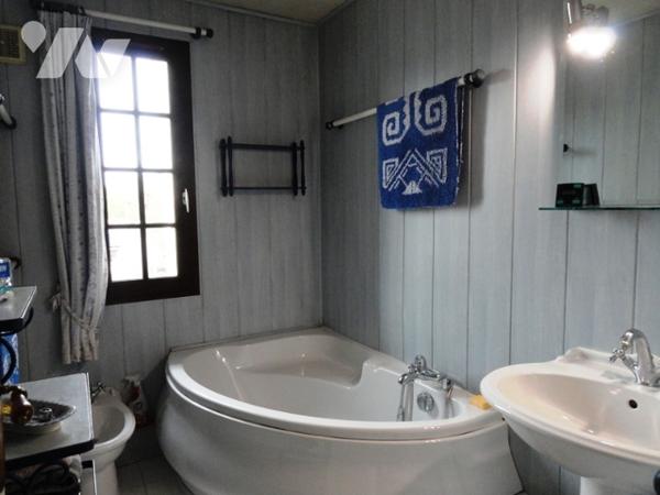 CHATEAU-THIERRY, maison de 102 m² habitable avec 4 chambres, séjour de 37 m², terrain et garage.