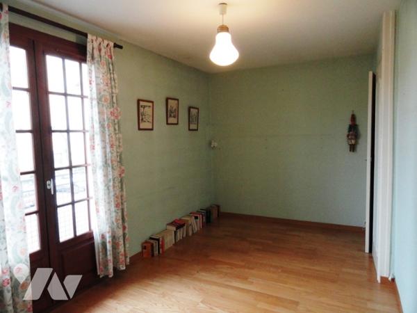 CHATEAU-THIERRY, maison de 102 m² habitable avec 4 chambres, séjour de 37 m², terrain et garage.