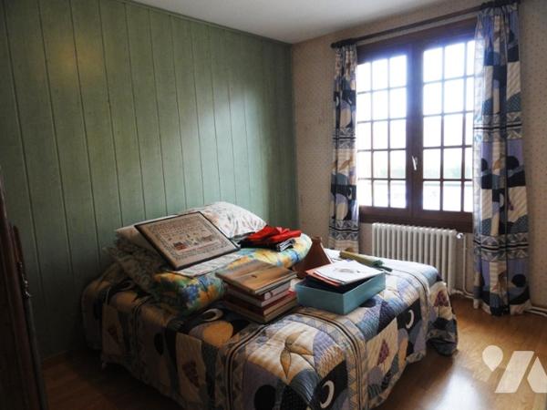 CHATEAU-THIERRY, maison de 102 m² habitable avec 4 chambres, séjour de 37 m², terrain et garage.