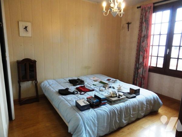 CHATEAU-THIERRY, maison de 102 m² habitable avec 4 chambres, séjour de 37 m², terrain et garage.