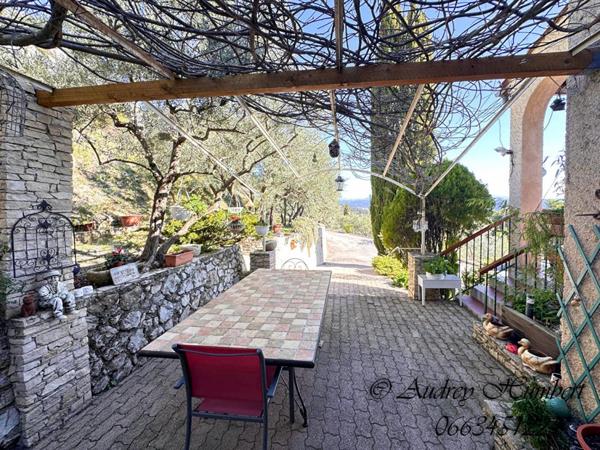 VOLX,  BELLE VILLA de 2 appartements, 132 m² sur 1300 m² en pleine nature