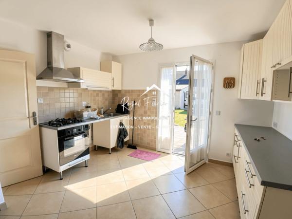 Vue sur la terrasse et le jardin,