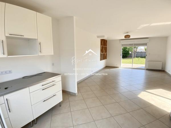 Vue sur la terrasse et le jardin,