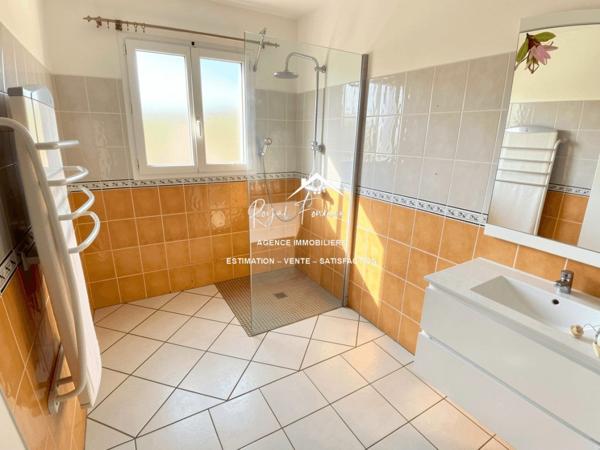 Vue sur la terrasse et le jardin,