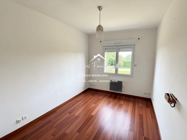 Vue sur la terrasse et le jardin,