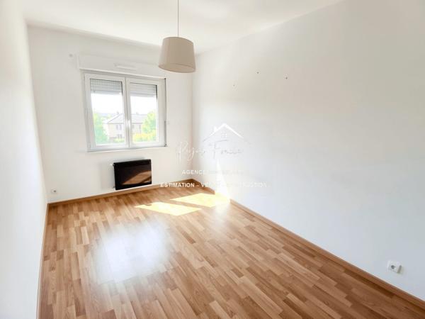 Vue sur la terrasse et le jardin,