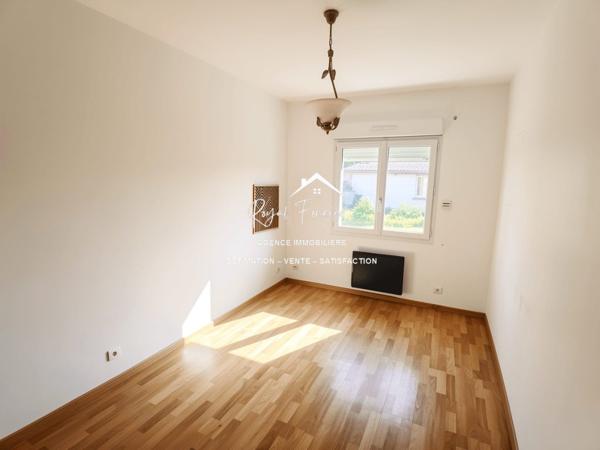 Vue sur la terrasse et le jardin,