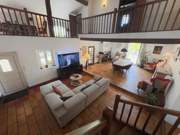 Propriété de Caractère – 260 m² habitables – Prestations haut de gamme – Piscine & Spa –