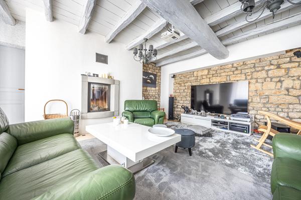 Propriété d'exception avec gîte, dépendances et étang privé à 6 min de Niort!