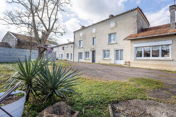 Propriété d'exception avec gîte, dépendances et étang privé à 6 min de Niort!