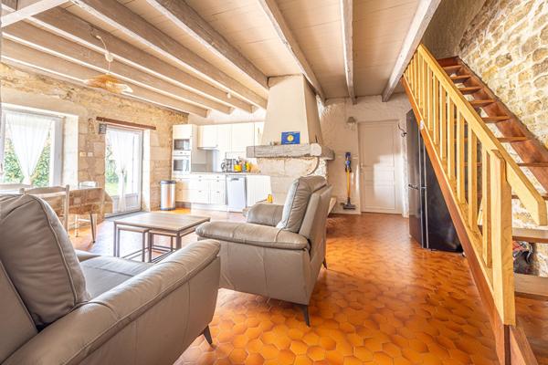 Propriété d'exception avec gîte, dépendances et étang privé à 6 min de Niort!