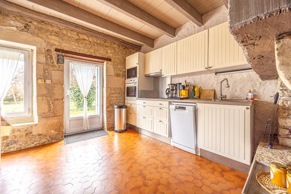 Propriété d'exception avec gîte, dépendances et étang privé à 6 min de Niort!