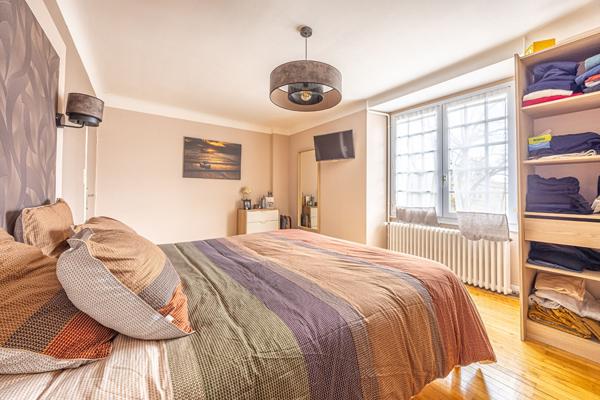 Propriété d'exception avec gîte, dépendances et étang privé à 6 min de Niort!