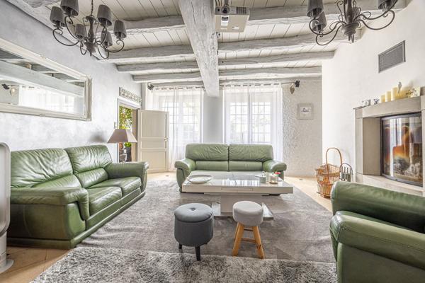 Propriété d'exception avec gîte, dépendances et étang privé à 6 min de Niort!