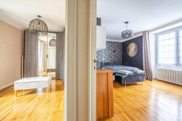 Propriété d'exception avec gîte, dépendances et étang privé à 6 min de Niort!