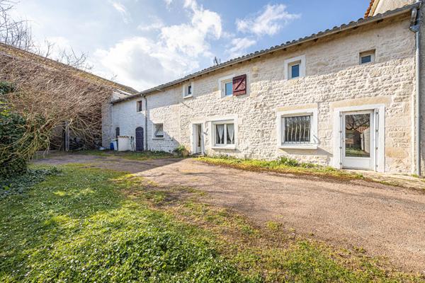 Propriété d'exception avec gîte, dépendances et étang privé à 6 min de Niort!