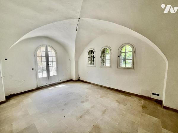 Propriété sur 12 ha proche d'Uzès et Avignon avec piscine