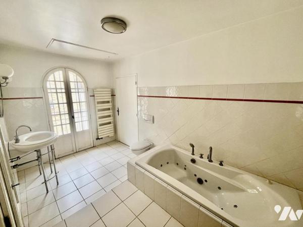 Propriété sur 12 ha proche d'Uzès et Avignon avec piscine