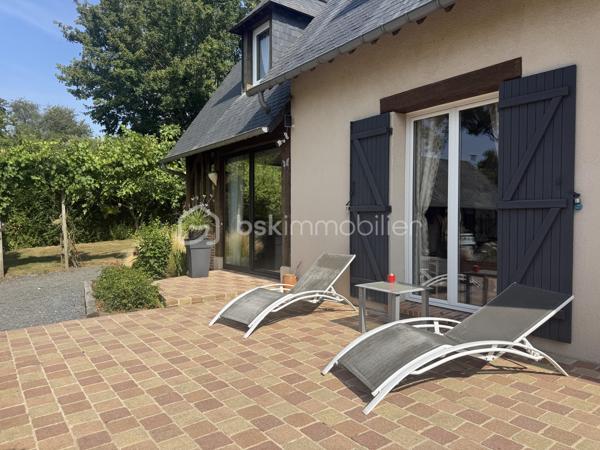 EN EXCLUSIVITÉ: A seulement quelques minutes de Pont-l'Évêque, sur la commune prisée de Saint-André-d’Hébertot, laissez-vous séduire par cette magnifique maison familiale d’environ 135 m², nichée dans un environnement verdoyant.

Dès l’entrée, vous découvrirez une belle pièce de vie baignée de lumière, composée d’un salon chaleureux avec poêle à granulés et d’un séjour ouvert sur la nature environnante.
La cuisine aménagée et équipée, avec son espace repas et son cellier attenant.

Le rez-de-chaussée propose également un bureau, offrant la possibilité d’une vie de plain-pied, ainsi qu’un WC indépendant.

À l’étage, le charme opère encore avec une première chambre disposant d’un balcon et de rangements sur mesure, une salle de bains complète (baignoire, douche et WC), et deux autres chambres confortables.

À l’extérieur, vous profiterez d’un agréable jardin privatif. Véritable atout rare, une parcelle d’herbage avec verger et source ravira les amoureux de la nature et conviendra parfaitement pour accueillir des animaux.

Un préau complète l’ensemble, idéal pour le stationnement, un atelier ou du stockage.
