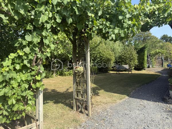 EN EXCLUSIVITÉ: A seulement quelques minutes de Pont-l'Évêque, sur la commune prisée de Saint-André-d’Hébertot, laissez-vous séduire par cette magnifique maison familiale d’environ 135 m², nichée dans un environnement verdoyant.

Dès l’entrée, vous découvrirez une belle pièce de vie baignée de lumière, composée d’un salon chaleureux avec poêle à granulés et d’un séjour ouvert sur la nature environnante.
La cuisine aménagée et équipée, avec son espace repas et son cellier attenant.

Le rez-de-chaussée propose également un bureau, offrant la possibilité d’une vie de plain-pied, ainsi qu’un WC indépendant.

À l’étage, le charme opère encore avec une première chambre disposant d’un balcon et de rangements sur mesure, une salle de bains complète (baignoire, douche et WC), et deux autres chambres confortables.

À l’extérieur, vous profiterez d’un agréable jardin privatif. Véritable atout rare, une parcelle d’herbage avec verger et source ravira les amoureux de la nature et conviendra parfaitement pour accueillir des animaux.

Un préau complète l’ensemble, idéal pour le stationnement, un atelier ou du stockage.