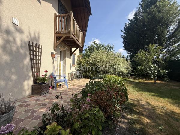 EN EXCLUSIVITÉ: A seulement quelques minutes de Pont-l'Évêque, sur la commune prisée de Saint-André-d’Hébertot, laissez-vous séduire par cette magnifique maison familiale d’environ 135 m², nichée dans un environnement verdoyant.

Dès l’entrée, vous découvrirez une belle pièce de vie baignée de lumière, composée d’un salon chaleureux avec poêle à granulés et d’un séjour ouvert sur la nature environnante.
La cuisine aménagée et équipée, avec son espace repas et son cellier attenant.

Le rez-de-chaussée propose également un bureau, offrant la possibilité d’une vie de plain-pied, ainsi qu’un WC indépendant.

À l’étage, le charme opère encore avec une première chambre disposant d’un balcon et de rangements sur mesure, une salle de bains complète (baignoire, douche et WC), et deux autres chambres confortables.

À l’extérieur, vous profiterez d’un agréable jardin privatif. Véritable atout rare, une parcelle d’herbage avec verger et source ravira les amoureux de la nature et conviendra parfaitement pour accueillir des animaux.

Un préau complète l’ensemble, idéal pour le stationnement, un atelier ou du stockage.