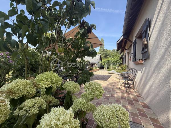 EN EXCLUSIVITÉ: A seulement quelques minutes de Pont-l'Évêque, sur la commune prisée de Saint-André-d’Hébertot, laissez-vous séduire par cette magnifique maison familiale d’environ 135 m², nichée dans un environnement verdoyant.

Dès l’entrée, vous découvrirez une belle pièce de vie baignée de lumière, composée d’un salon chaleureux avec poêle à granulés et d’un séjour ouvert sur la nature environnante.
La cuisine aménagée et équipée, avec son espace repas et son cellier attenant.

Le rez-de-chaussée propose également un bureau, offrant la possibilité d’une vie de plain-pied, ainsi qu’un WC indépendant.

À l’étage, le charme opère encore avec une première chambre disposant d’un balcon et de rangements sur mesure, une salle de bains complète (baignoire, douche et WC), et deux autres chambres confortables.

À l’extérieur, vous profiterez d’un agréable jardin privatif. Véritable atout rare, une parcelle d’herbage avec verger et source ravira les amoureux de la nature et conviendra parfaitement pour accueillir des animaux.

Un préau complète l’ensemble, idéal pour le stationnement, un atelier ou du stockage.