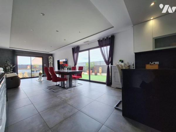 Villa contemporaine de plain-pied aux prestations haut de gamme, sur les hauteurs de Trouillas.