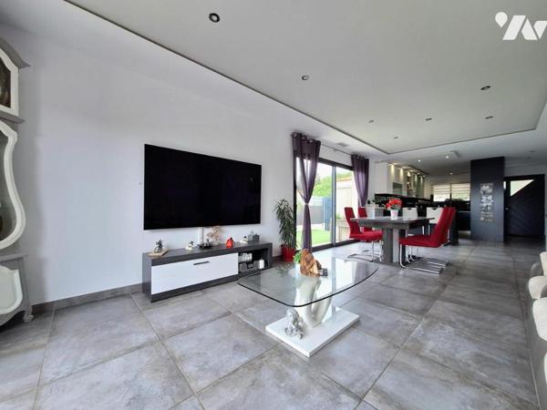 Villa contemporaine de plain-pied aux prestations haut de gamme, sur les hauteurs de Trouillas.