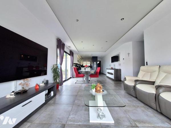 Villa contemporaine de plain-pied aux prestations haut de gamme, sur les hauteurs de Trouillas.
