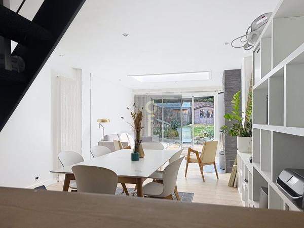 Très jolie maison 1930, 3 chambres avec son adorable jardin sud à 7 mn à pied du tram