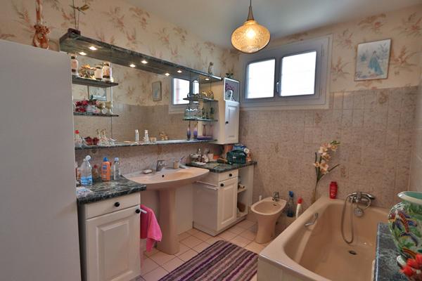 Maison en centre-ville, 3 chambres, jardin clos et garage - 75 m² habitables