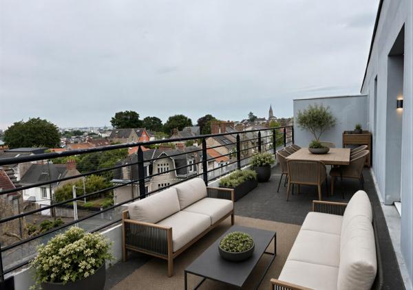 SOUS OFFRE - Appartement T2 de 48.29 m² dernier étage avec terrasse 27 m², parking et cave