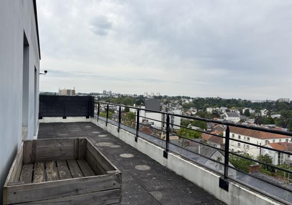 SOUS OFFRE - Appartement T2 de 48.29 m² dernier étage avec terrasse 27 m², parking et cave