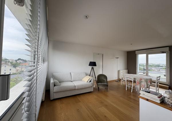 SOUS OFFRE - Appartement T2 de 48.29 m² dernier étage avec terrasse 27 m², parking et cave
