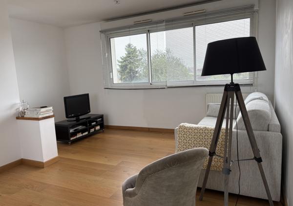 SOUS OFFRE - Appartement T2 de 48.29 m² dernier étage avec terrasse 27 m², parking et cave