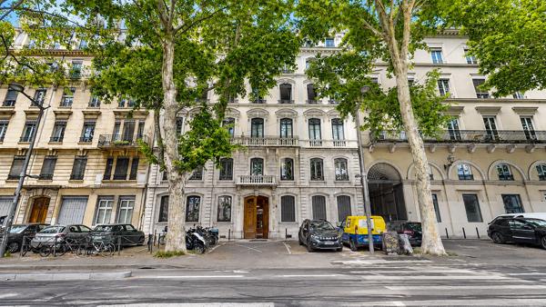 Appartement
         7 pièces
        - 145 m² Bien prestige 600 000 € *