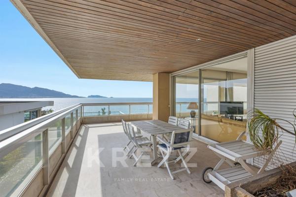 Appartement de standing dans résidence privée avec terrasse de 141m2 et vue mer exceptionnelle