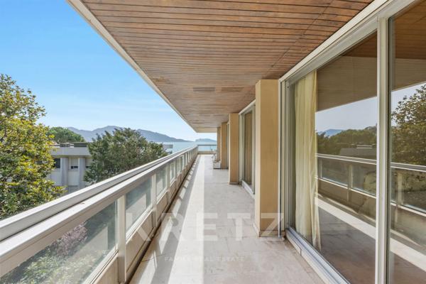 Appartement de standing dans résidence privée avec terrasse de 141m2 et vue mer exceptionnelle