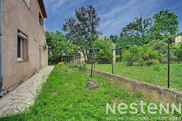 A VENDRE à DRAGUIGNAN - Proche centre-ville, rez-de-villa avec jardin privatif