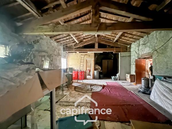 Maison d'environ 120 m2 avec plus de 2,2 hectares de terrain et un potentiel d'agrandissement exceptionnel – Saint-Jean-de-Muzols