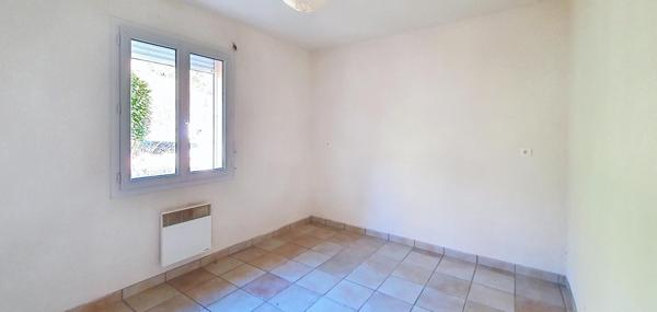Maison T4 de plain pied avec terrain, quartier calme, proximité des commerces.